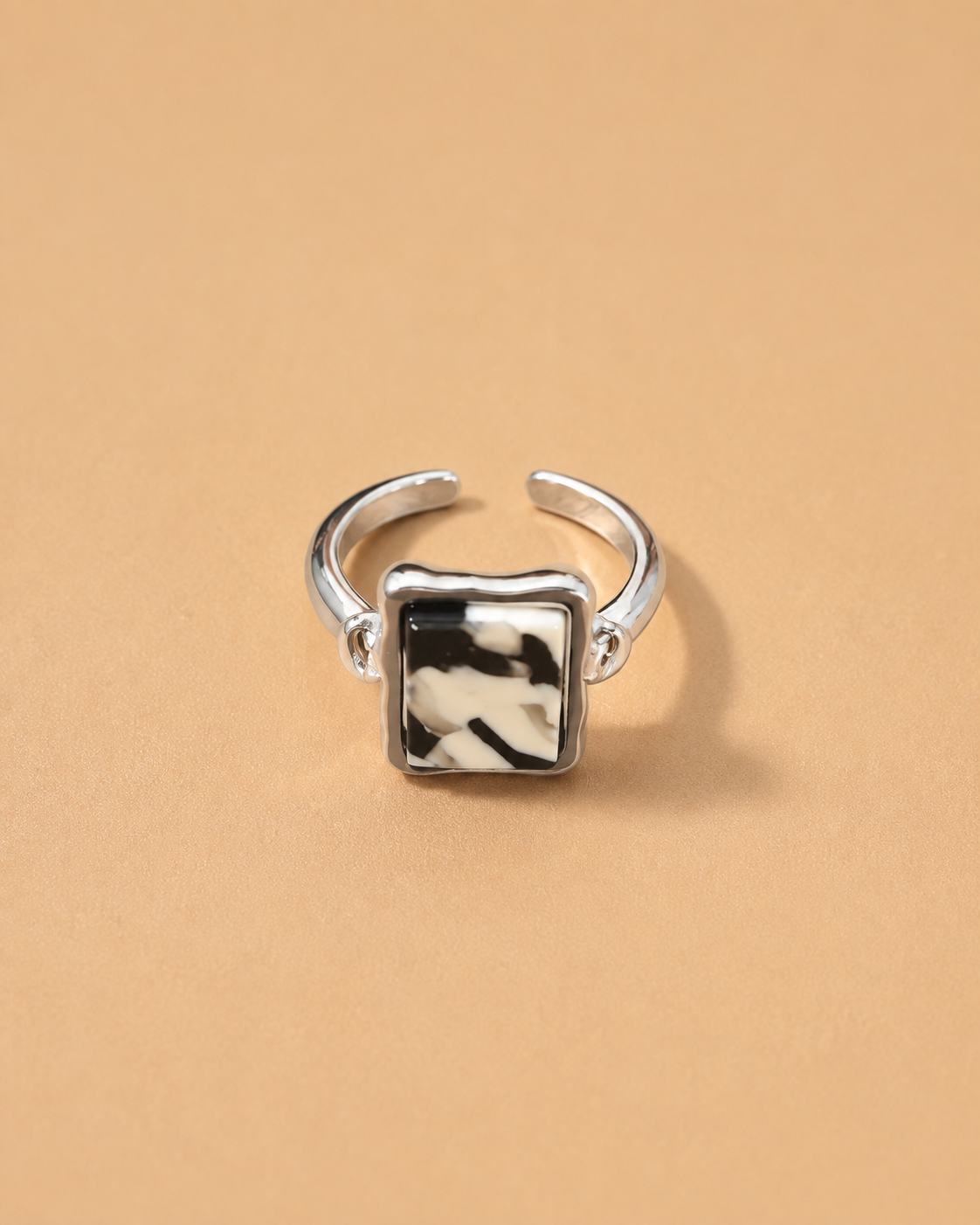 Anillo Ajustable Plateado Cuadrado Marmoleado Negro Crema