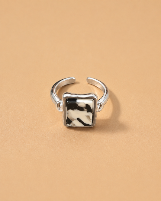 Anillo Ajustable Plateado Cuadrado Marmoleado Negro Crema