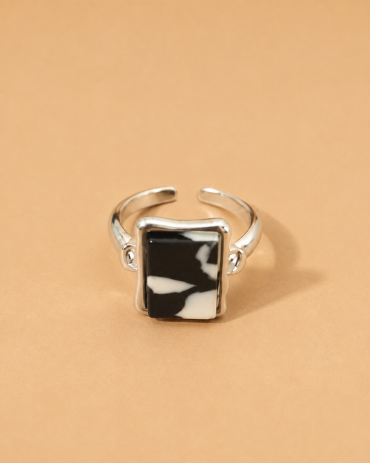 Anillo Ajustable Plateado Cuadrado Marmoleado Negro