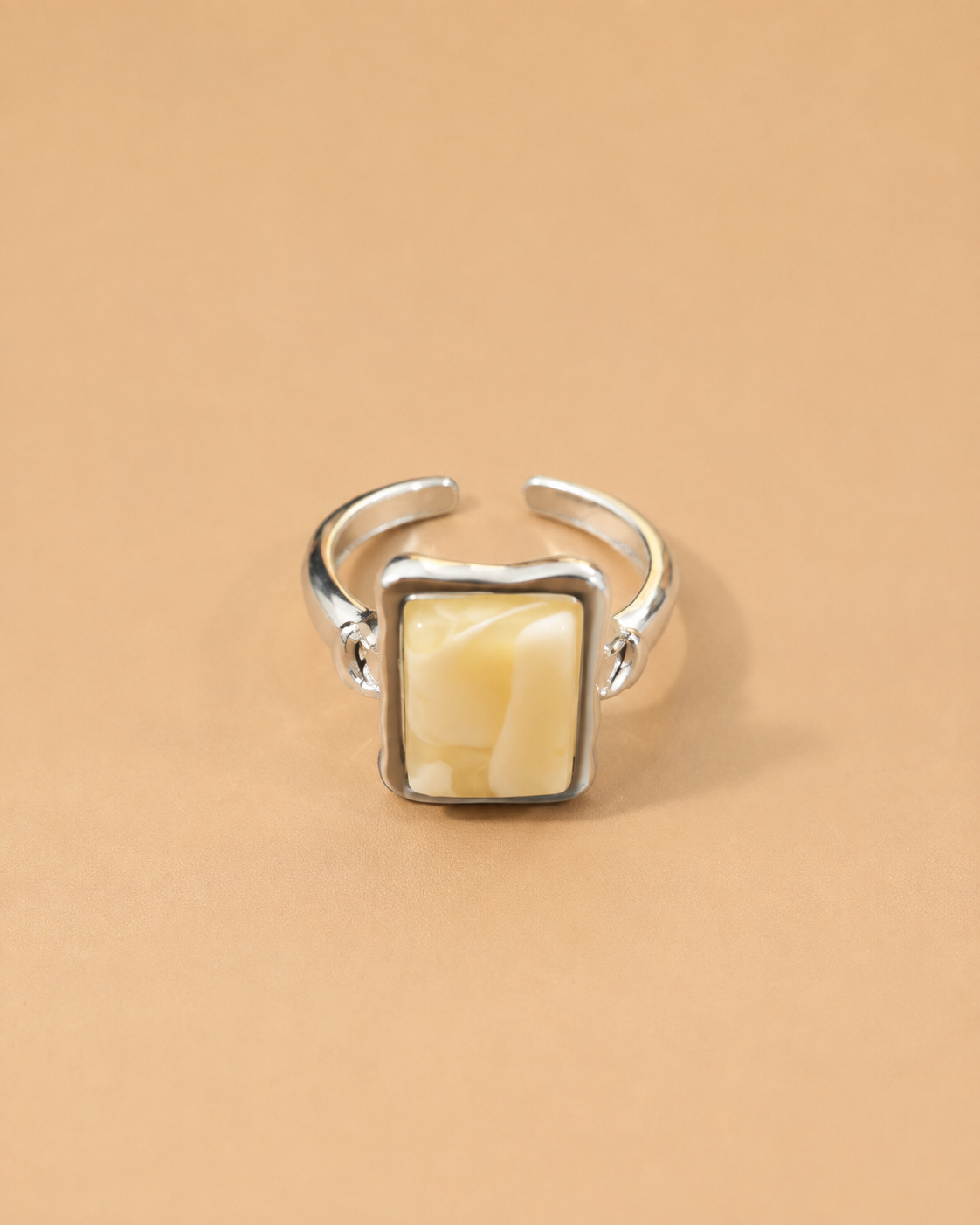 Anillo Ajustable Plateado Cuadrado Crema Nacarado