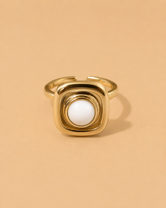 Anillo Ajustable Dorado Geométrico Centro Blanco