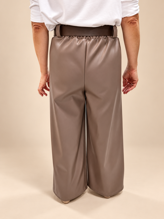 Pantalón Taupe Efecto Piel con Cinturón
