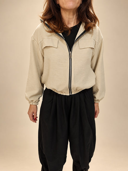 Chaqueta Corta Beige con Cremallera y Cuello Alto