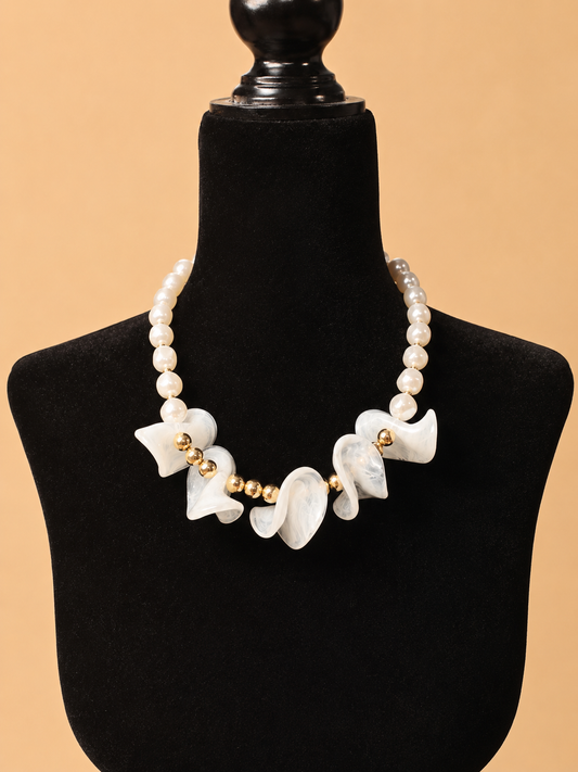 Cómo elegir un collar según el escote: guía para combinarlo con tu look