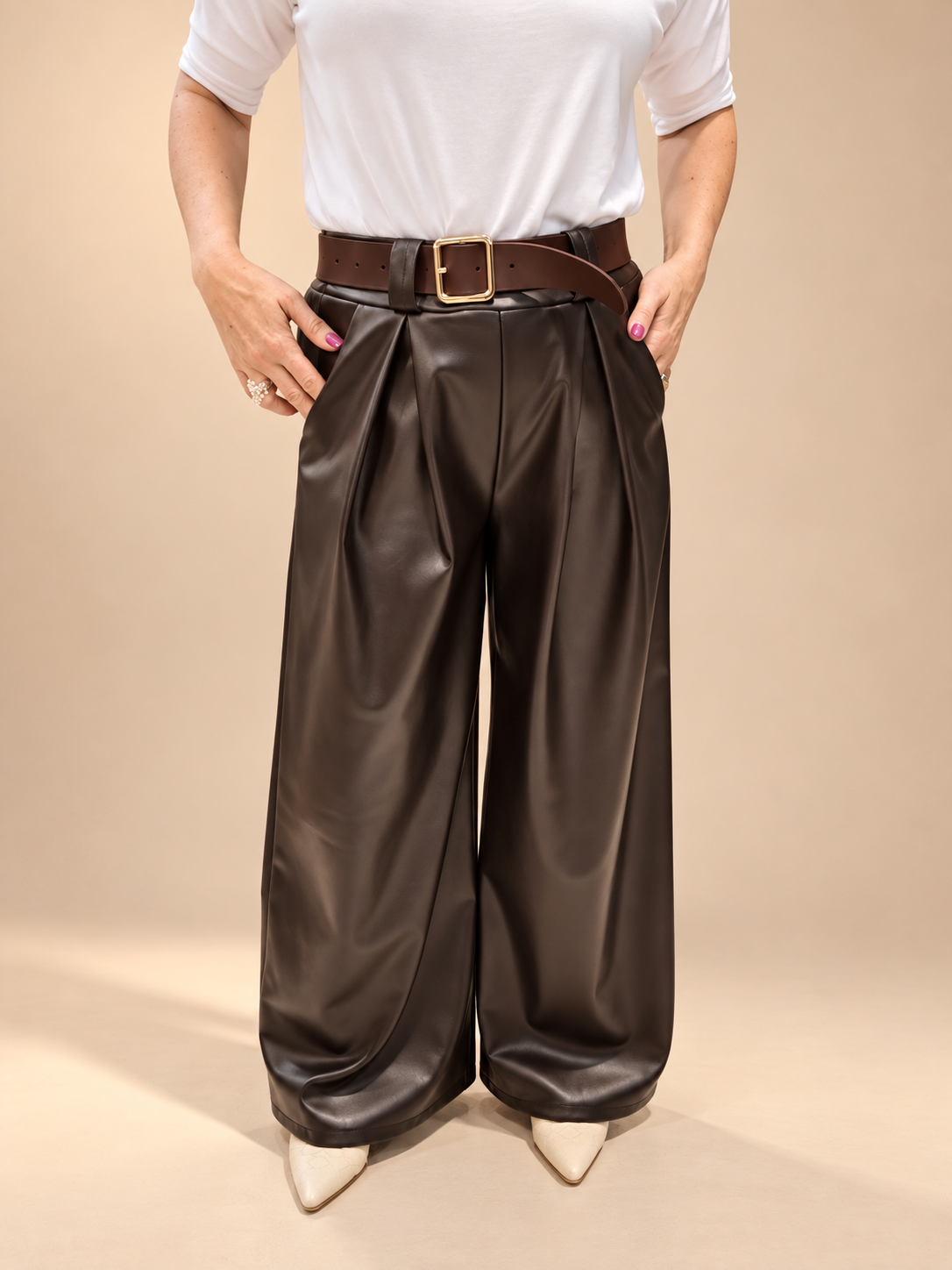 Cómo combinar pantalones efecto piel: ideas de looks para otoño