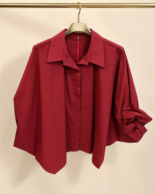 Cómo combinar una blusa satinada oversize: ideas de looks para llevarla de día y de noche