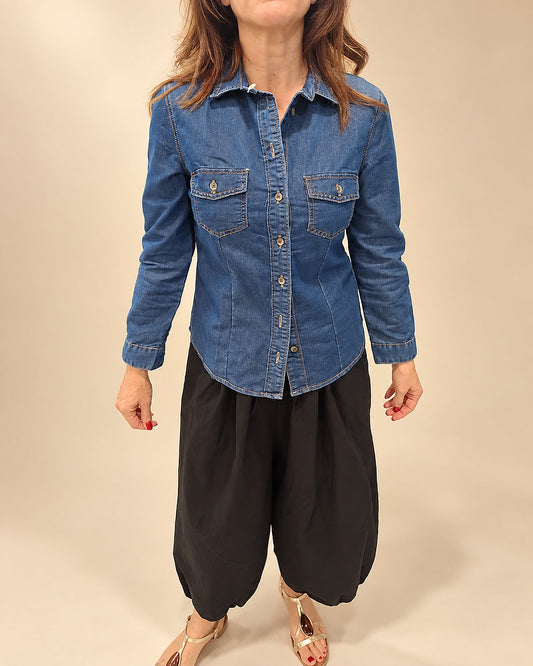 Cómo combinar una camisa vaquera de mujer: 15 ideas de looks para todo el año