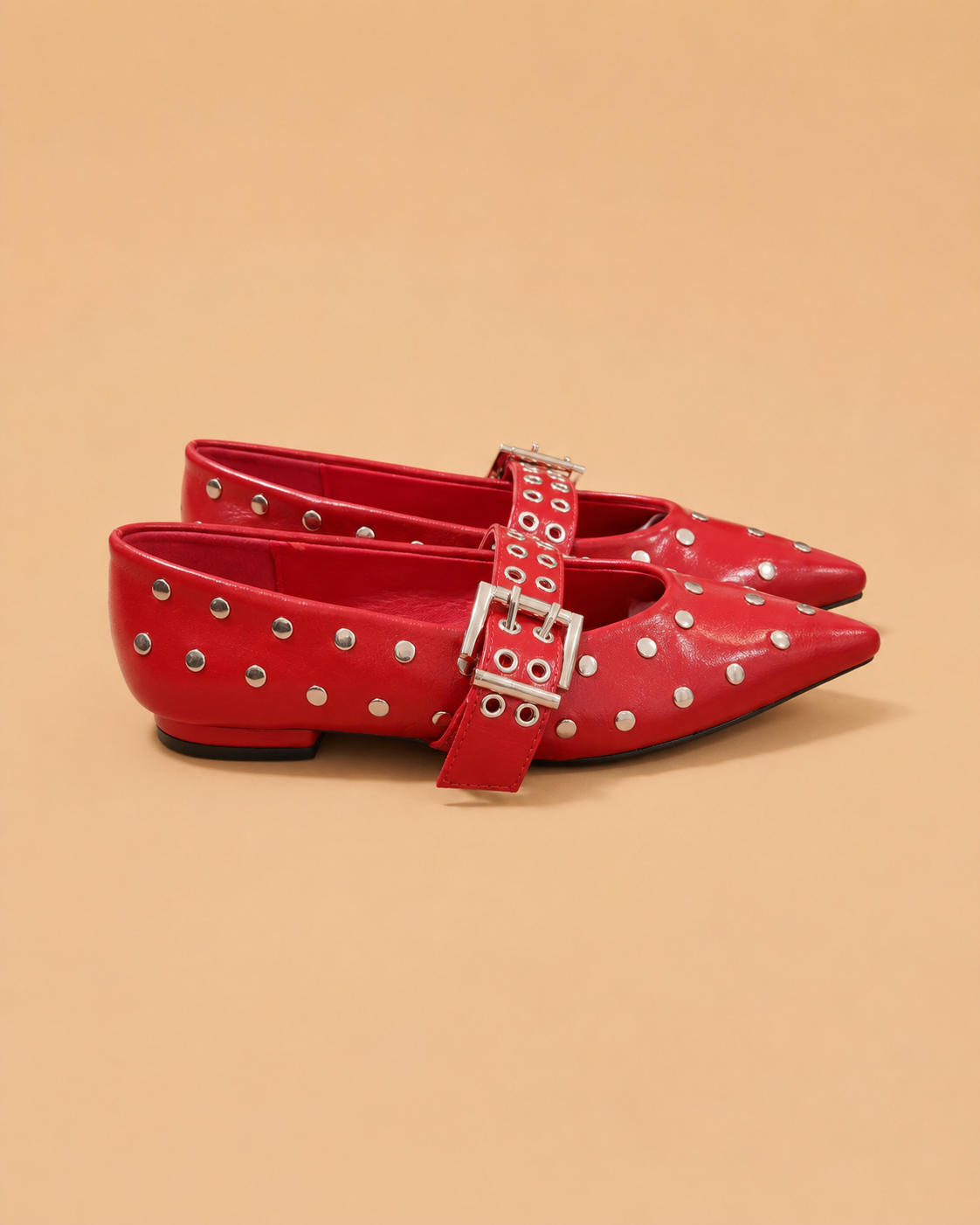 Zapatos Rojos de Punta con Tachuelas Plateadas