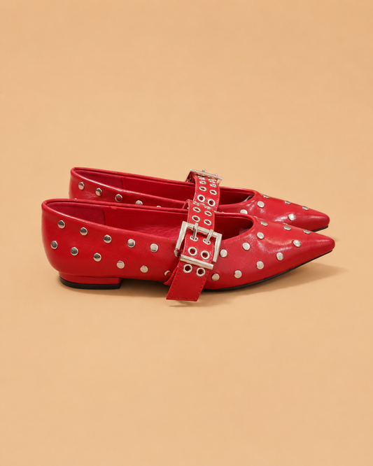 Zapatos Rojos de Punta con Tachuelas Plateadas