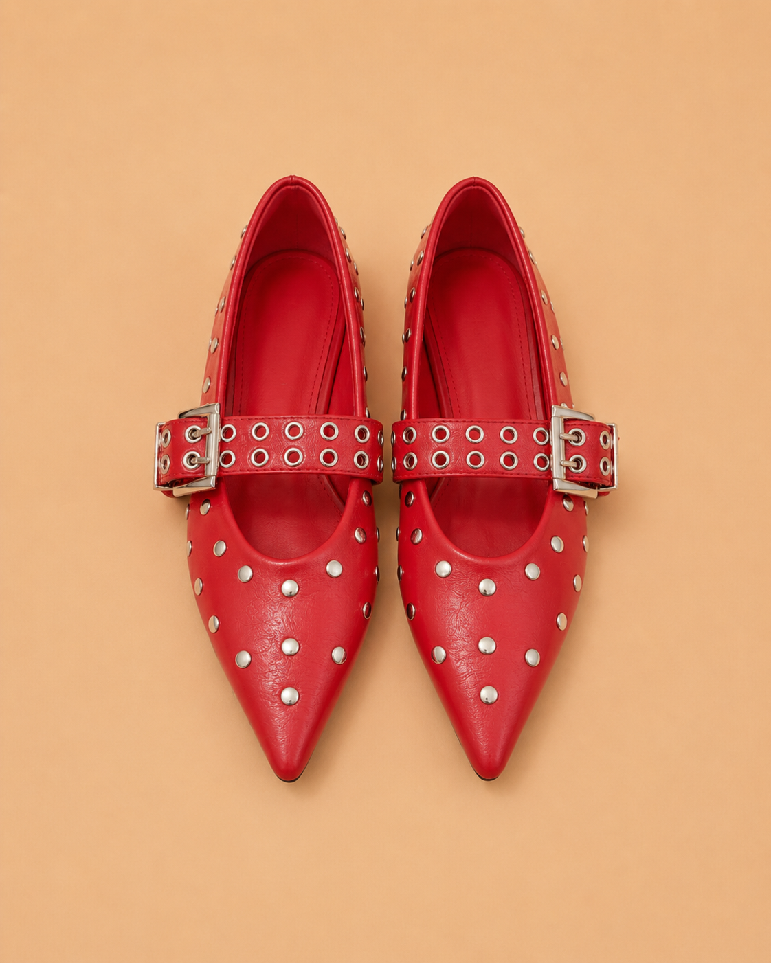 Zapatos Rojos de Punta con Tachuelas Plateadas