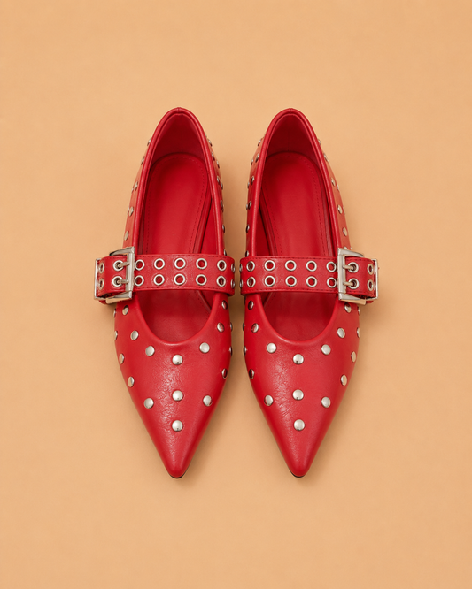 Zapatos Rojos de Punta con Tachuelas Plateadas