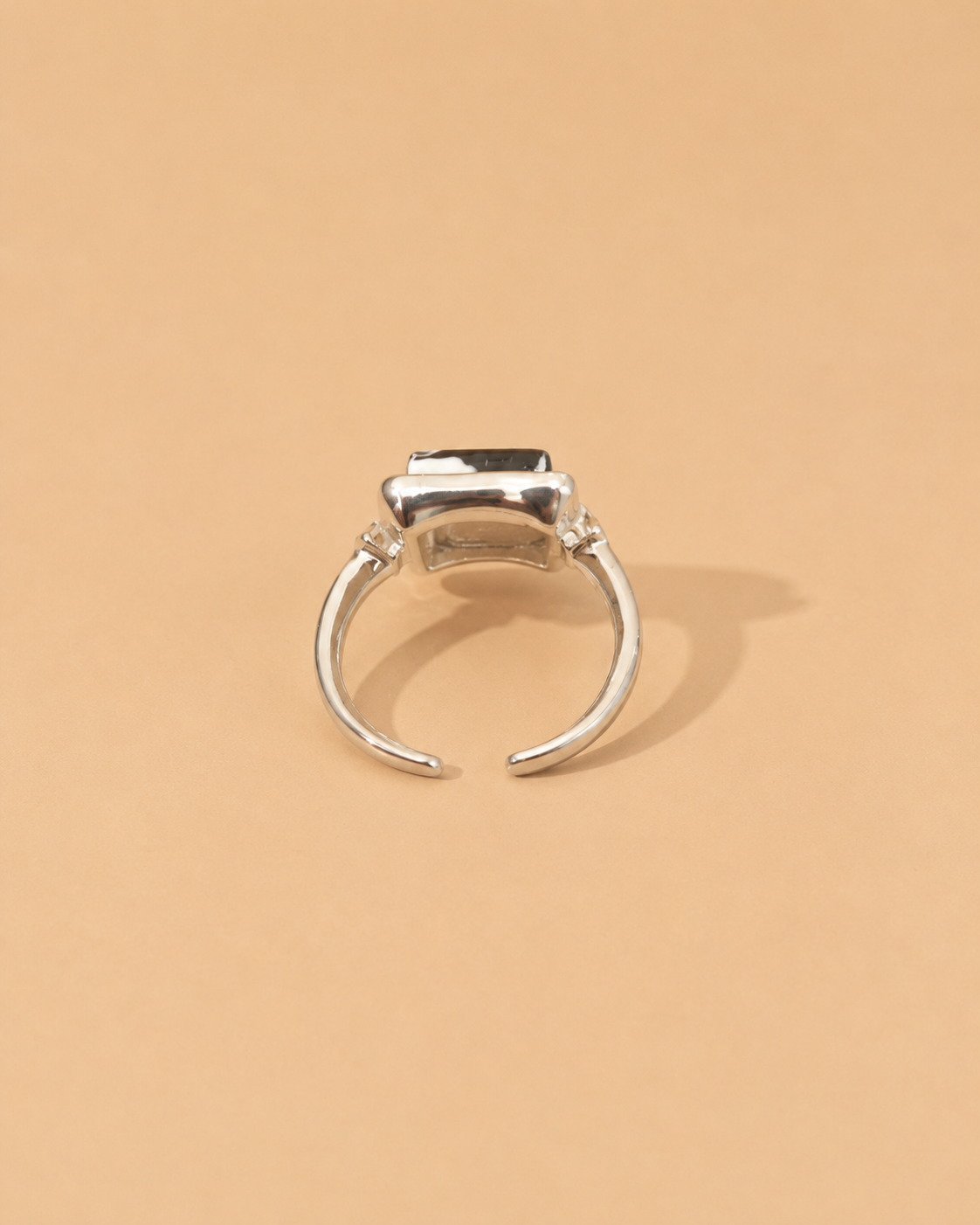 Anillo Ajustable Plateado Cuadrado Marmoleado Negro Crema