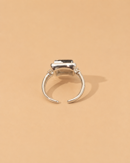 Anillo Ajustable Plateado Cuadrado Marmoleado Negro Crema