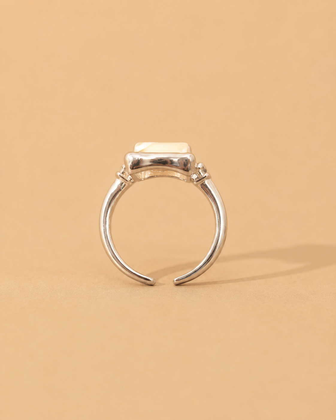 Anillo Ajustable Plateado Cuadrado Crema Nacarado