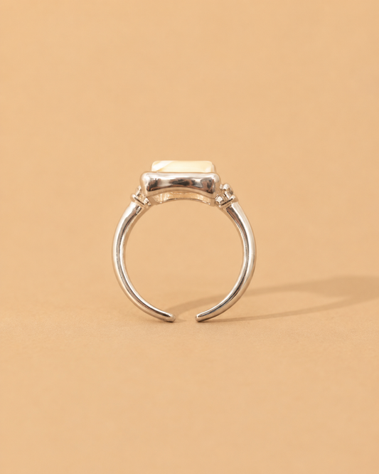 Anillo Ajustable Plateado Cuadrado Crema Nacarado