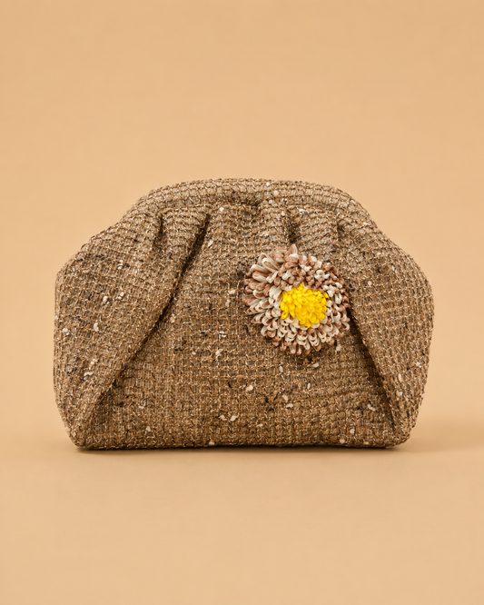 Bolso Clutch Texturizado con Flor y Cadena Dorada