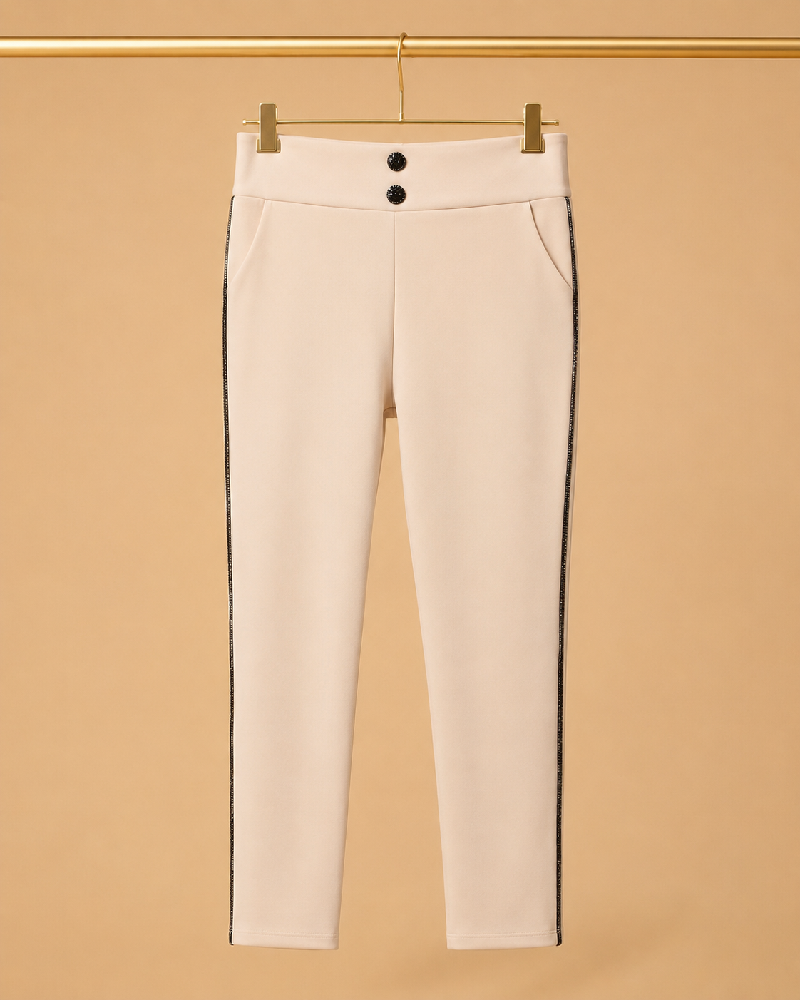Pantalón Push-Up Beige con Ribete Negro