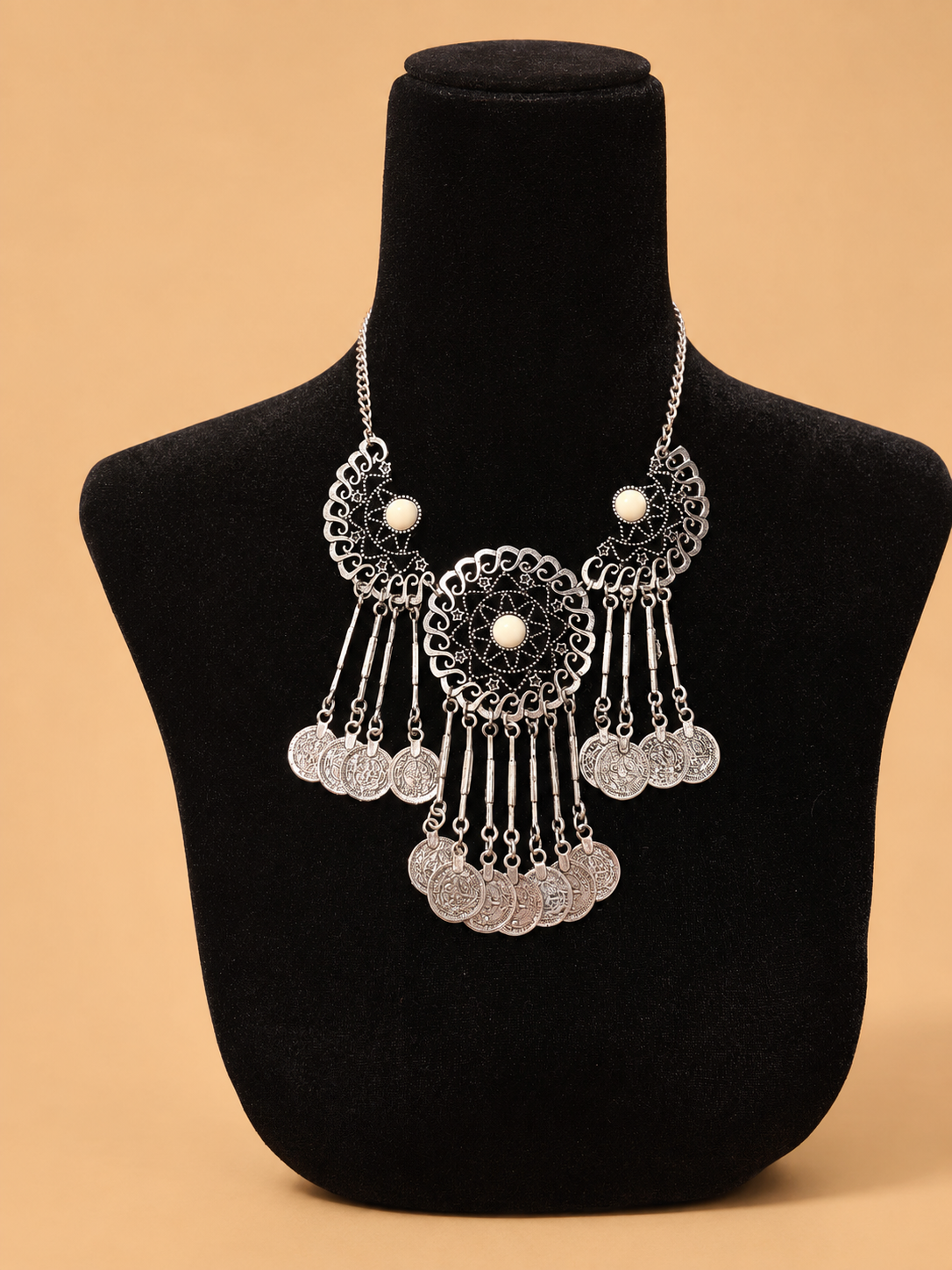 Collar Plateado Étnico con Flecos de Discos