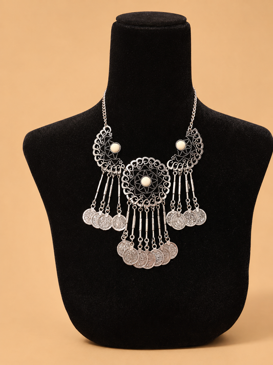 Collar Plateado Étnico con Flecos de Discos