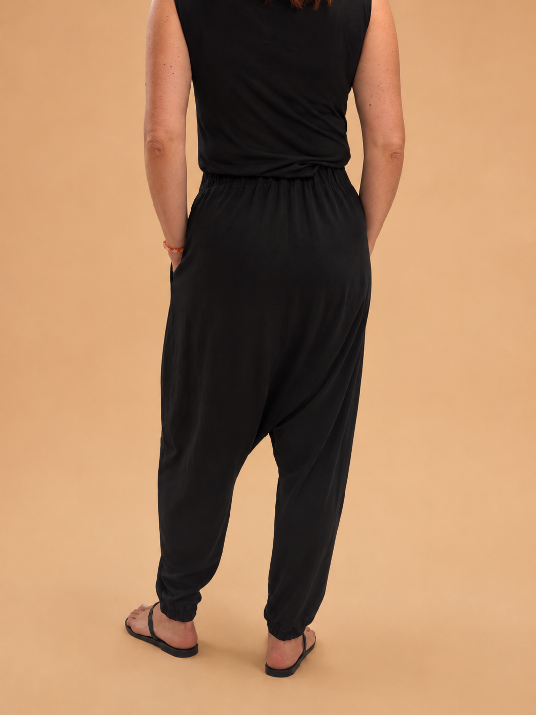 Pantalón Baggy Negro con Cintura y Bajos Elásticos