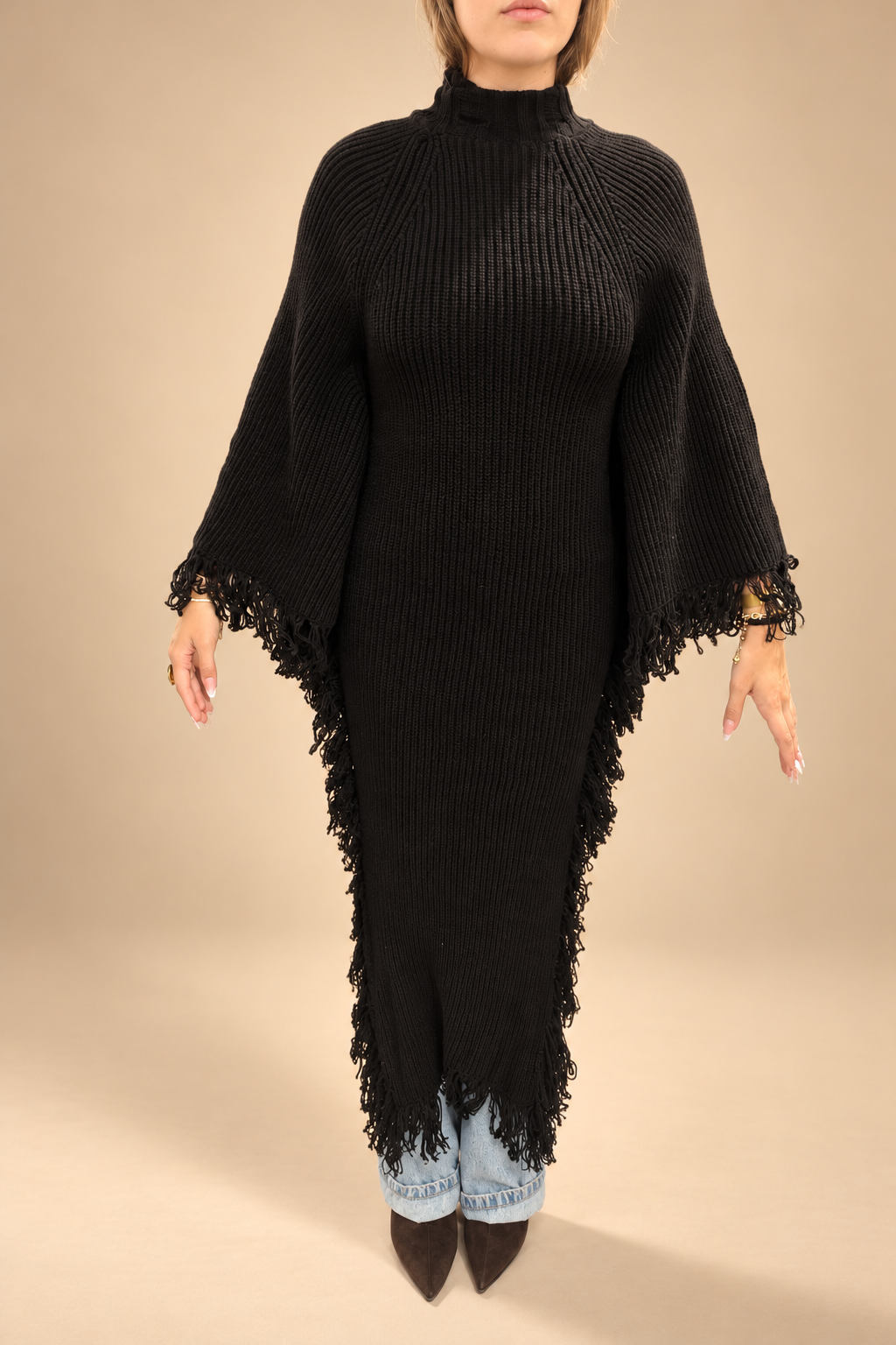 Poncho Largo Negro de Punto con Flecos