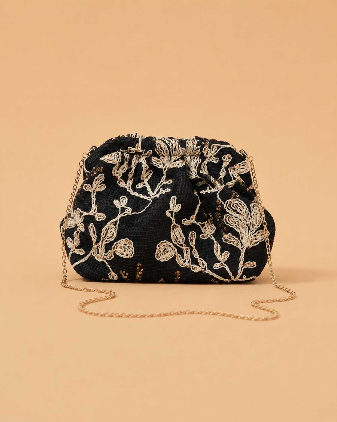 Bolso Clutch Negro con Bordado Floral y Cadena Dorada