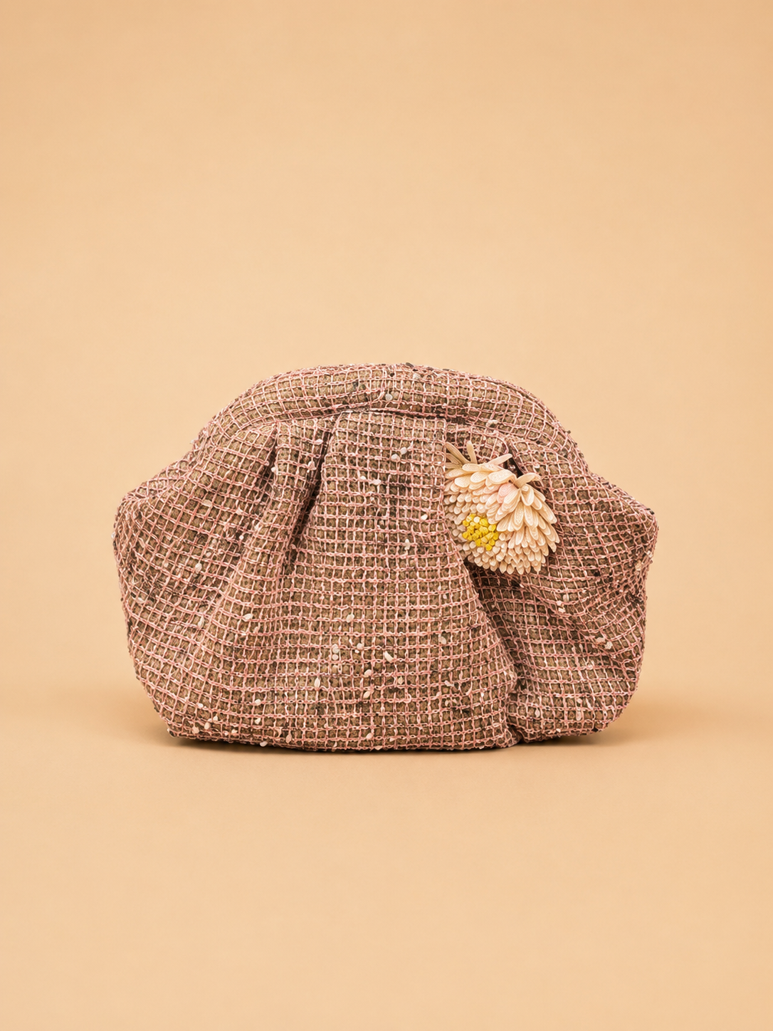 Bolso Clutch Texturizado con Flor y Cadena Dorada