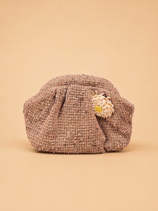 Bolso Clutch Texturizado con Flor y Cadena Dorada