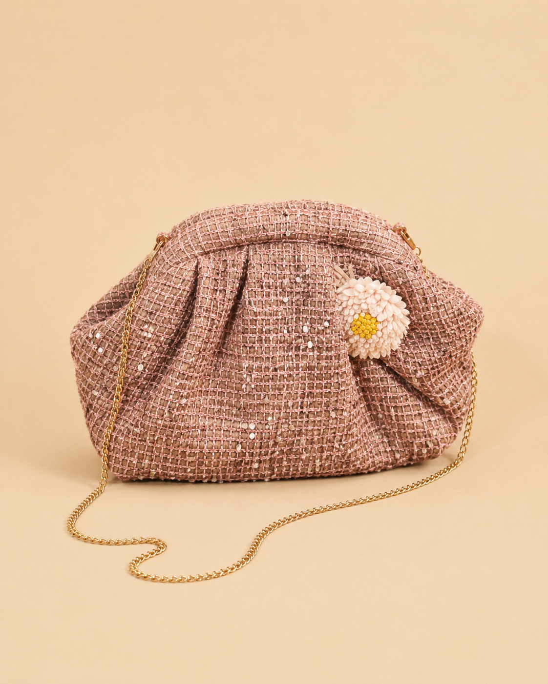 Bolso Clutch Texturizado con Flor y Cadena Dorada