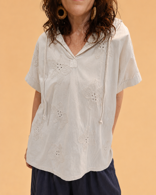 Blusa con Capucha y Flores Bordadas JOT