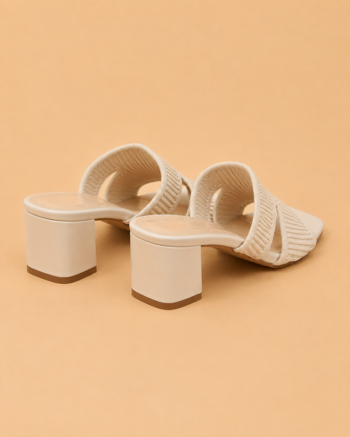Sandalias Beige de Tacón Ancho con Tira de Punto