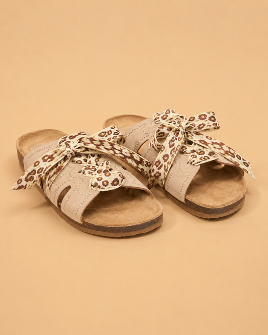 Sandalias Planas Beige con Lazos Estampados y Tachuelas