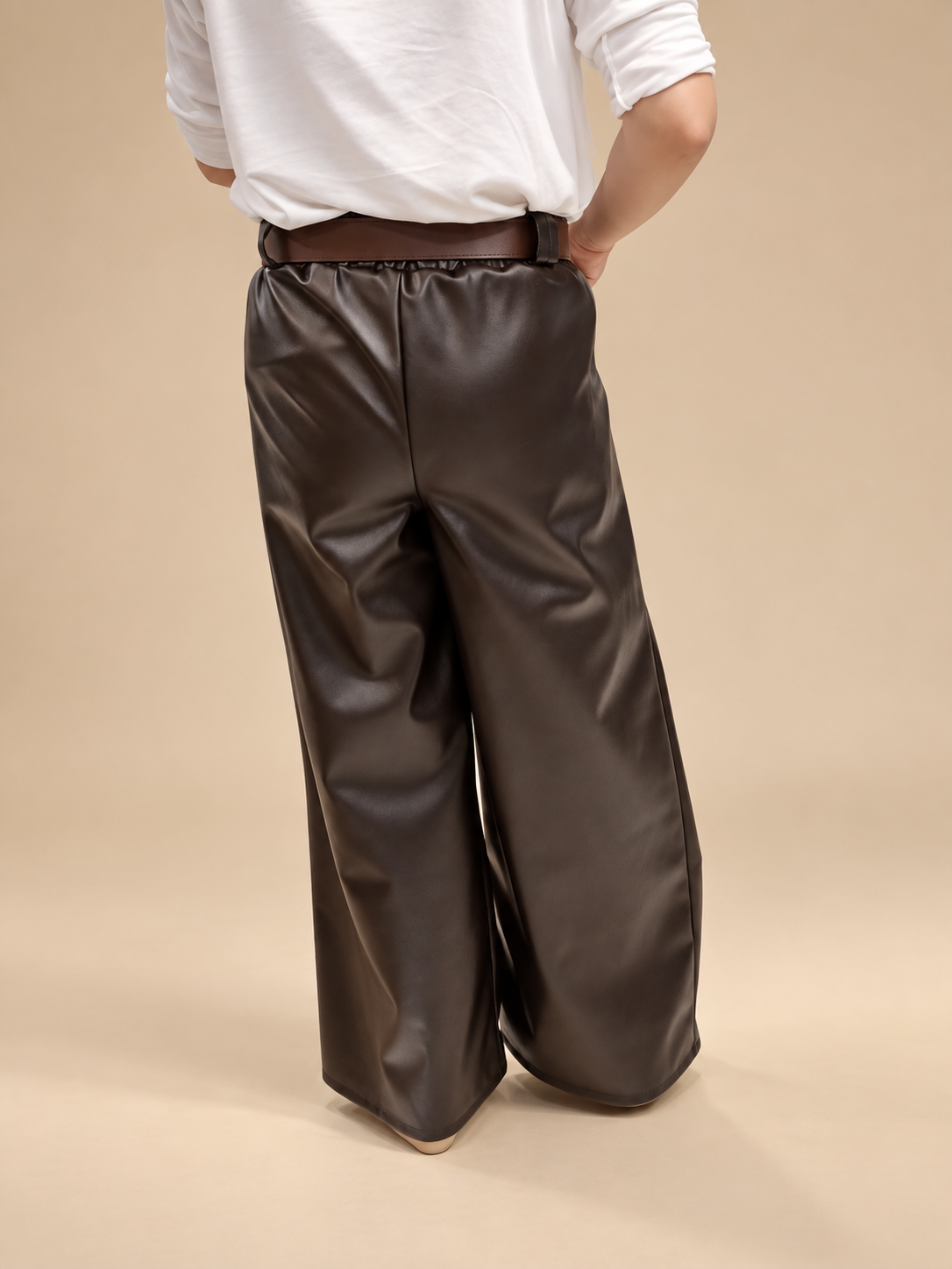 Pantalón Negro Efecto Piel con Cinturón