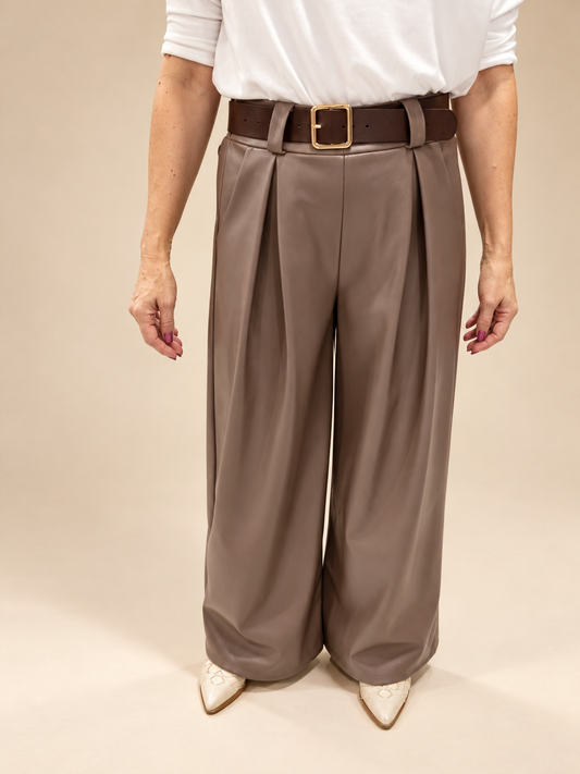 Pantalón Taupe Efecto Piel con Cinturón