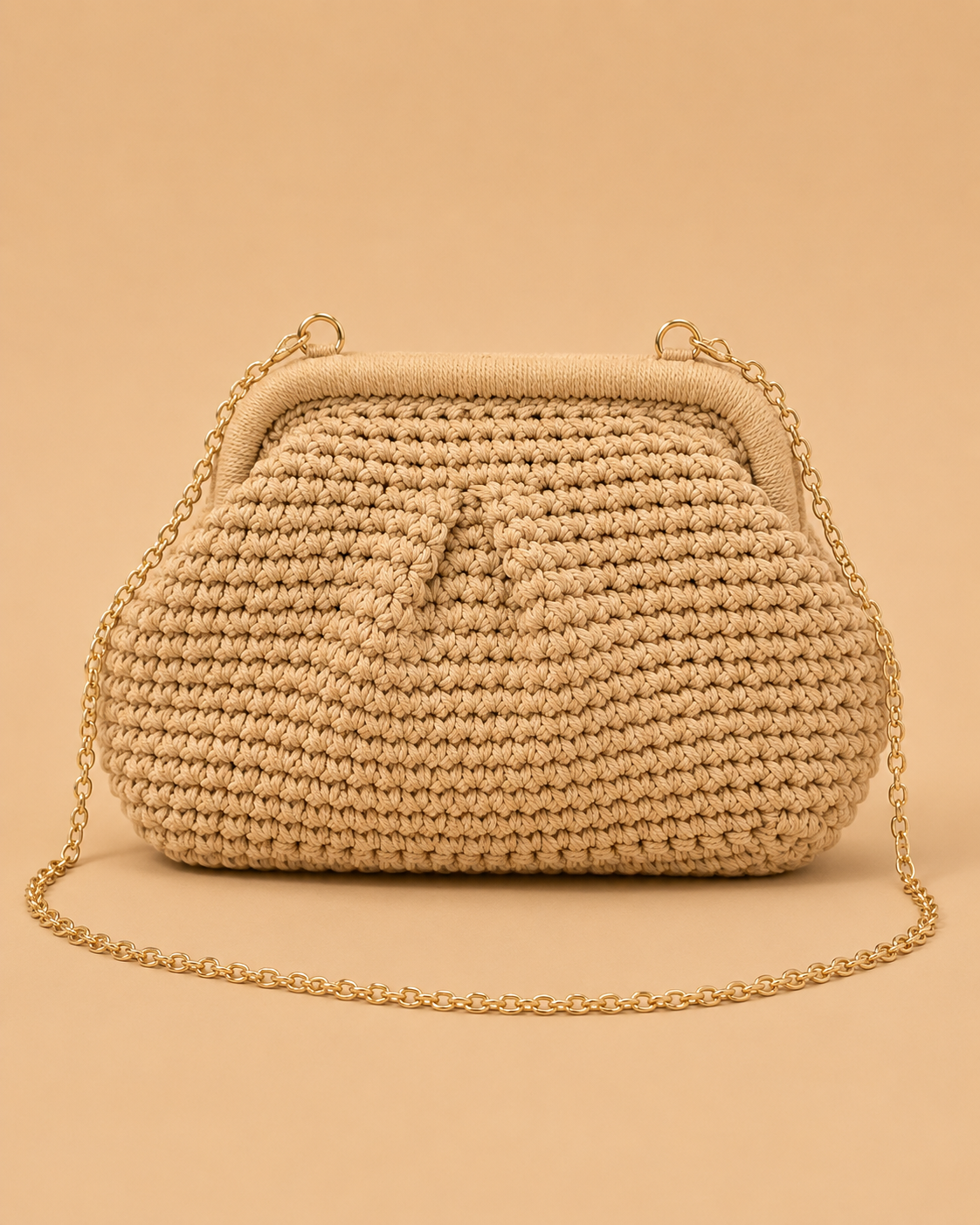 Bolso de Mano Beige de Crochet con Cadena Dorada Desmontable