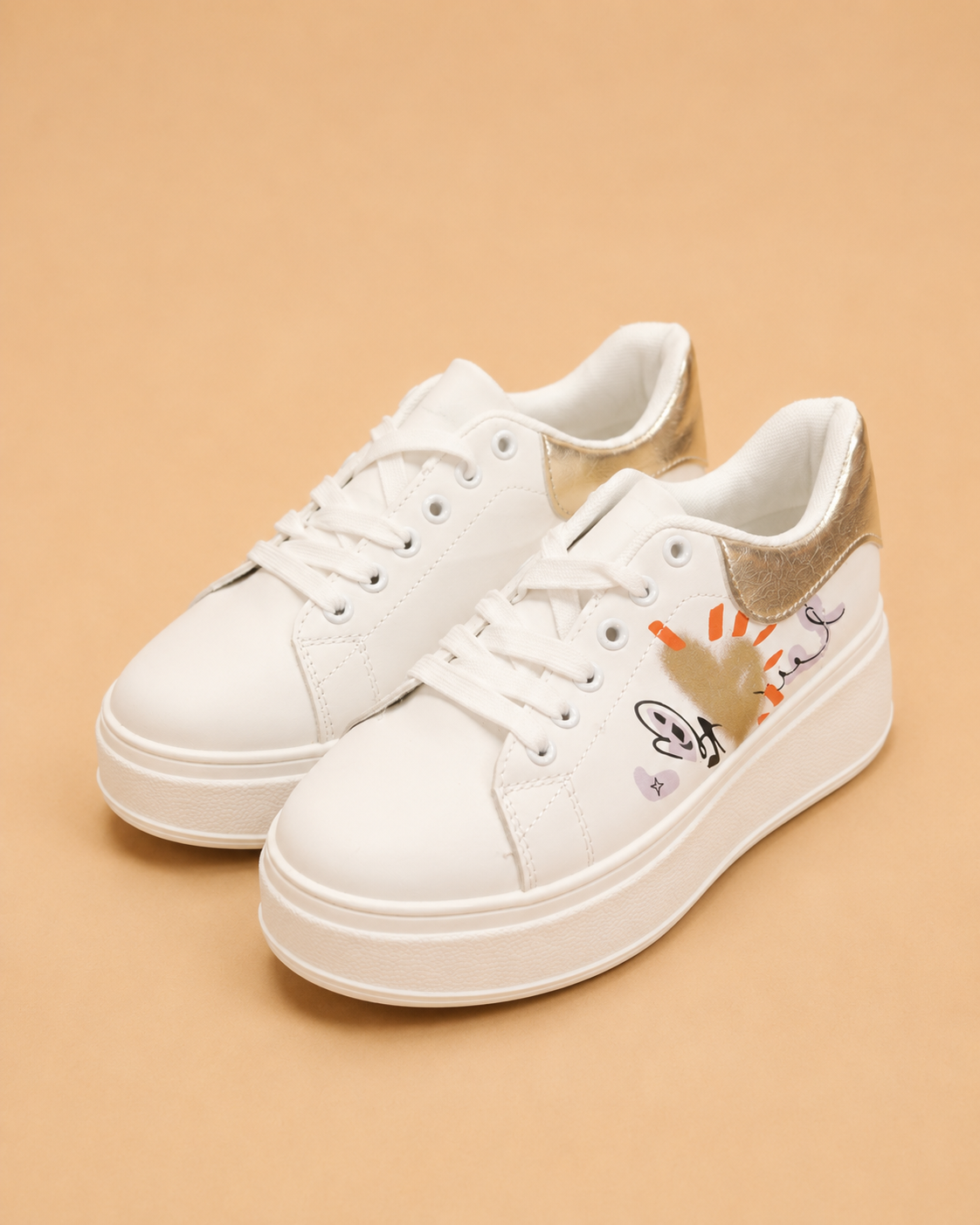 Sneakers Blancas de Plataforma con Detalles Dorados