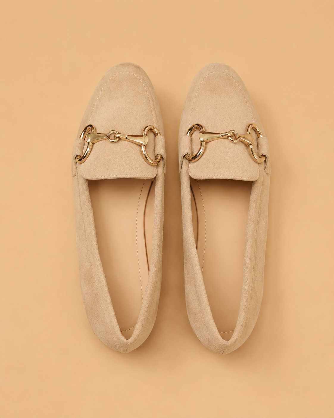 Mocasines Beige con Adorno de Cadena Dorada
