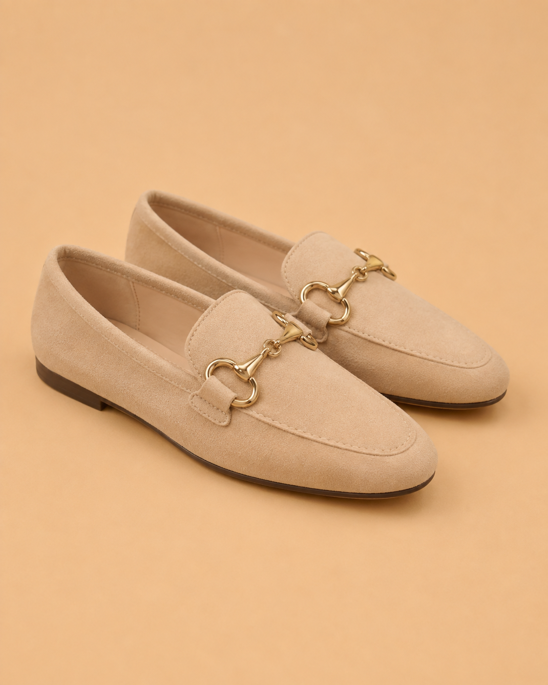 Mocasines Beige con Adorno de Cadena Dorada
