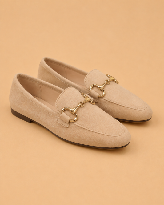 Mocasines Beige con Adorno de Cadena Dorada