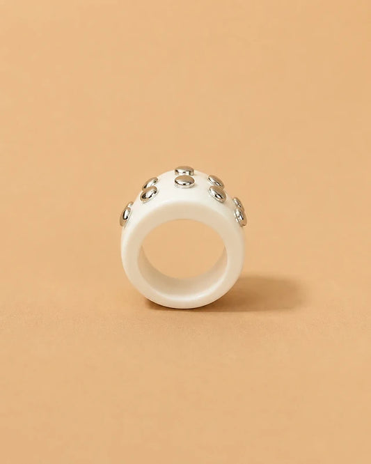 Anillo Blanco Ancho con Tachuelas Plateadas