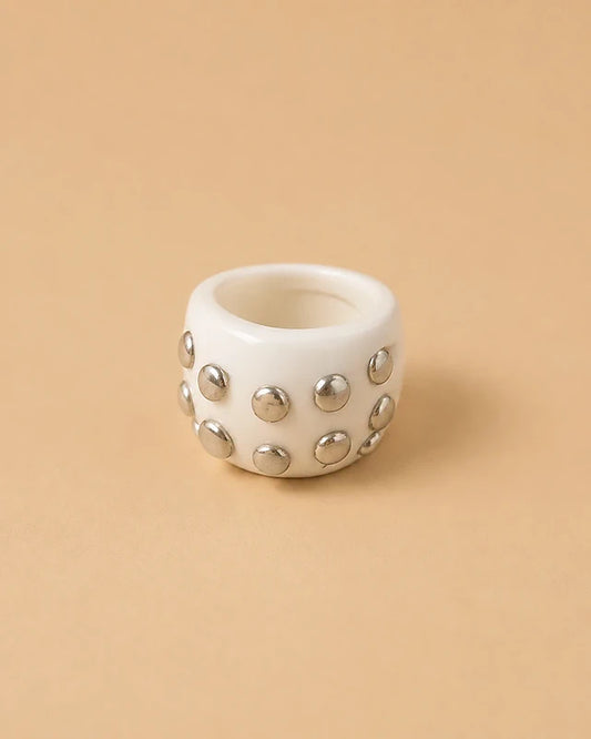 Anillo Blanco Ancho con Tachuelas Plateadas