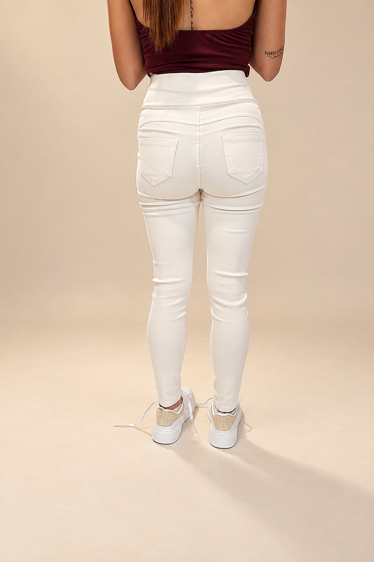Pantalón Push-Up Beige de Botonadura Dorada