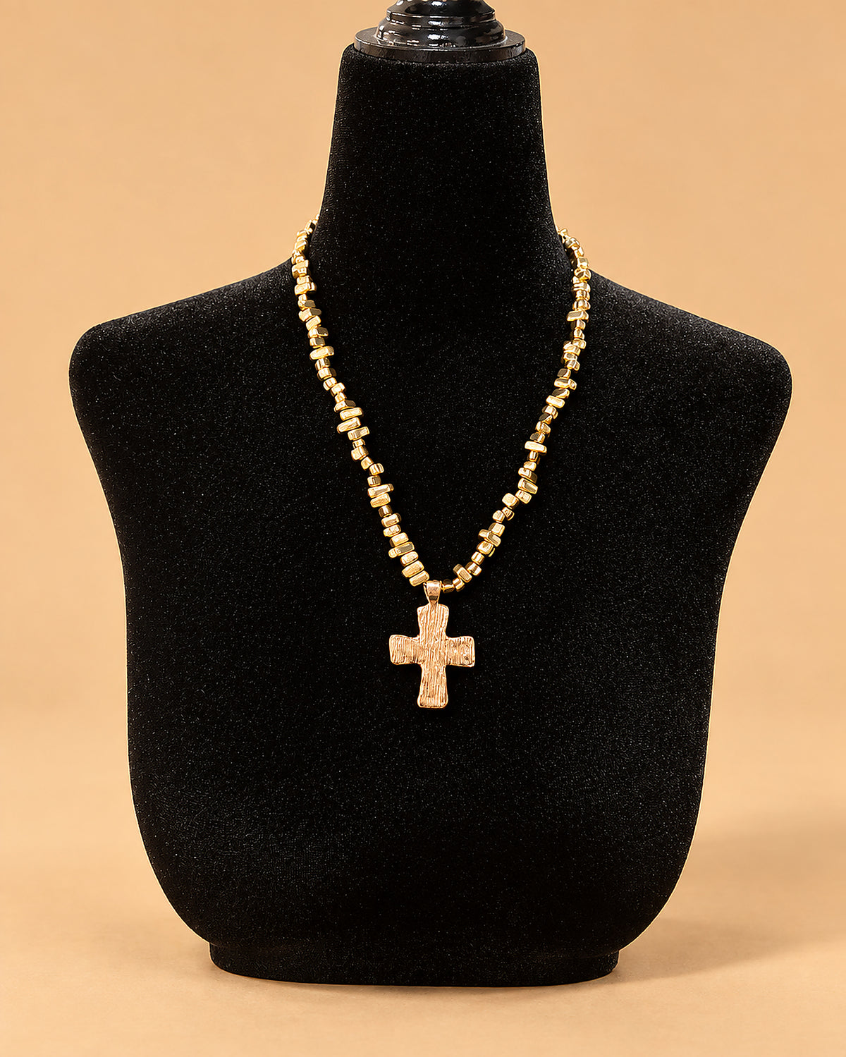Collar Dorado de Cruz con Cuentas