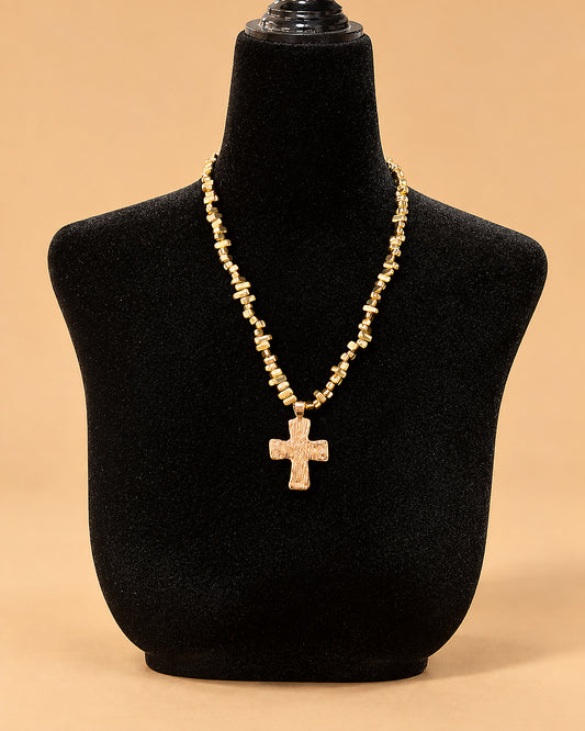 Collar Dorado de Cruz con Cuentas