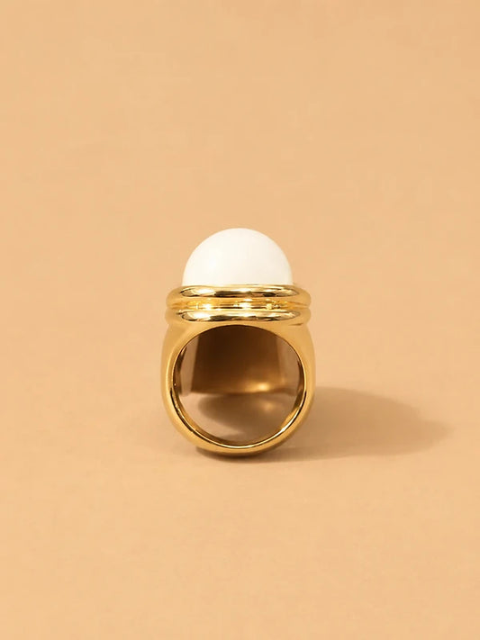 Anillo Dorado Ovalado Blanco Pulido