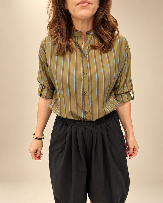 Camisa Verde Oliva de Rayas Azules