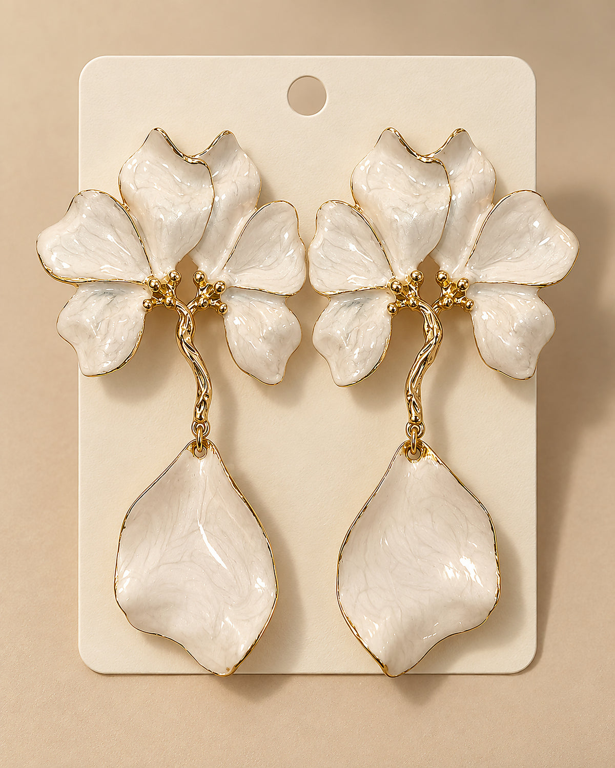 Pendientes Florales Blancos con Gran Pétalo Colgante