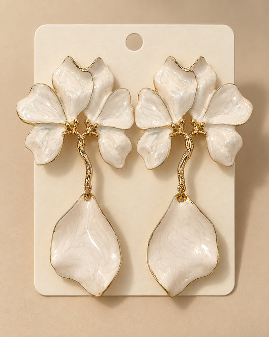 Pendientes Florales Blancos con Gran Pétalo Colgante