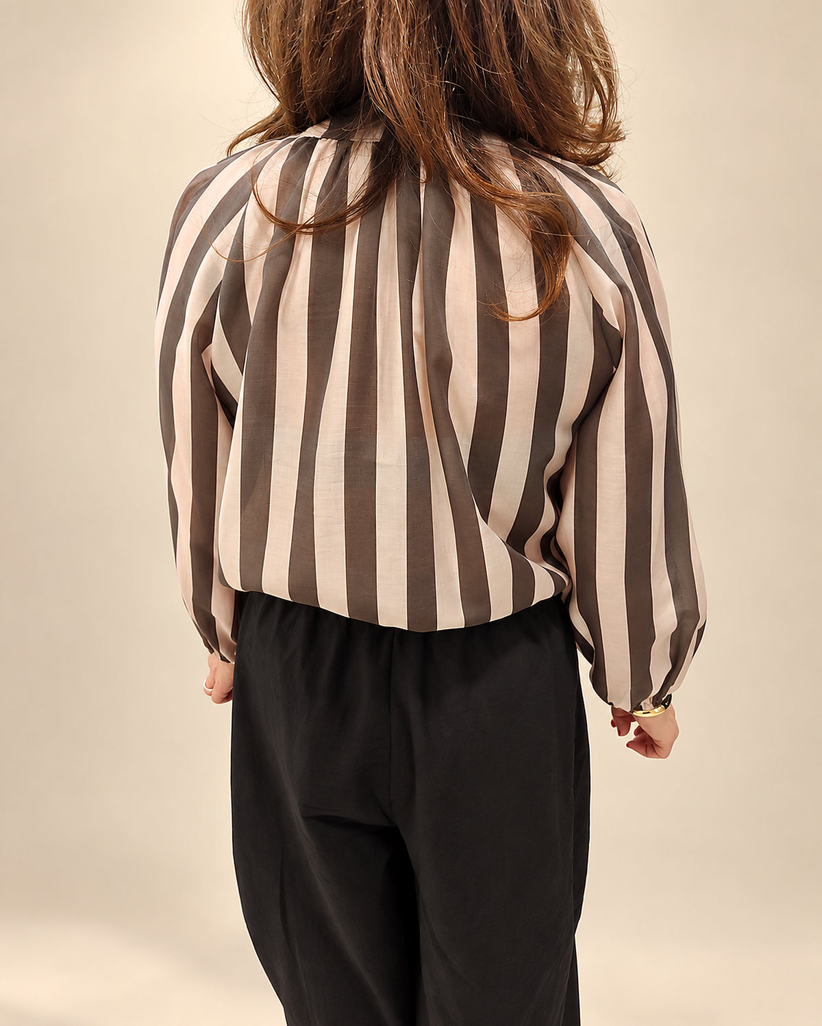 Blusa Gris y Beige de Rayas con Manga Globo