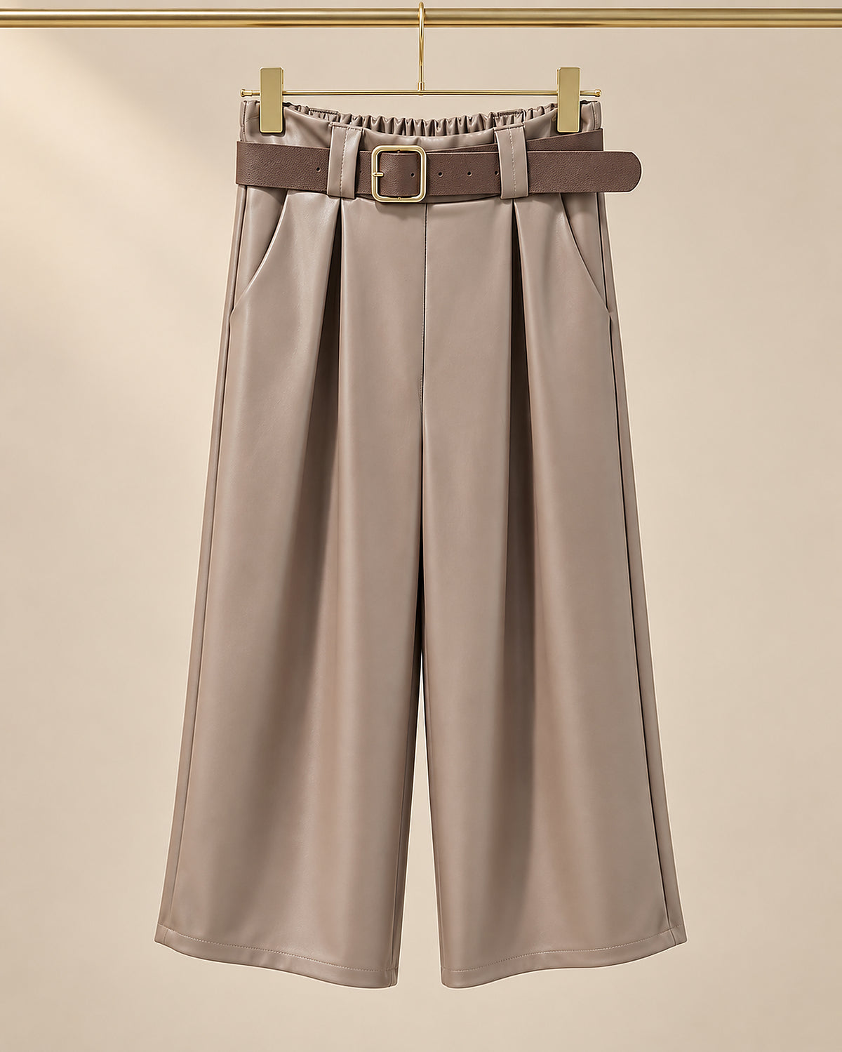 Pantalón Taupe Efecto Piel con Cinturón
